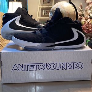 Giannas Antetokounmpo Zoom Freak 1 Basketball Shoe